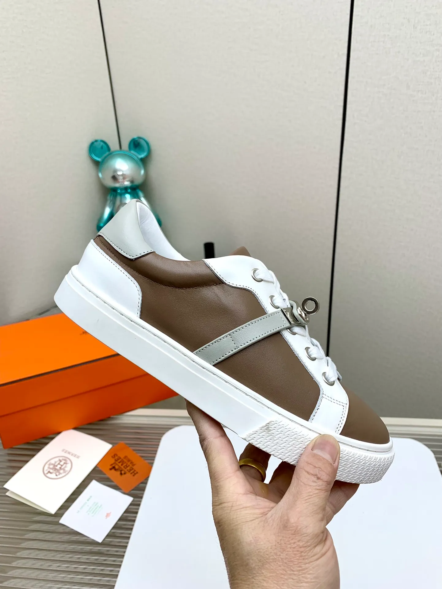 👟👟Ex-factory price 660👟👟 Men's style ➕10 (high version) Hermes classic couple model #𝐊𝐞𝐥𝐥𝐲 buckle casual white skate shoes, which will not conflict with shoes at all. Full of unknowns, Hermès rarely produces flat casual shoes and they are paired with classic palladium-plated Kelly shoe buckles! You'll fall in love with it at first sight. It's super versatile and can be worn with any skirt or pants. 🉑️Looking in with your eyes closed, it looks super noble. Fabric: Specific cowhide/canvas material. Lining: Sheepskin lining. Outsole: Original molded TPU outsole. Size: 35-45.
